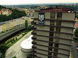 Hlavním tlesem hotelu je estnáctipodlaní elezobetonová stavba. (2004)