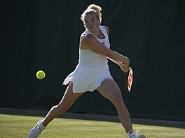 Kateina Siniaková hraje bekhend ve druhém kole Wimbledonu.