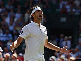 Taylor Fritz slaví postup do semifinále Wimbledonu.