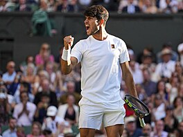 Carlos Alcaraz slaví postup do semifinále Wimbledonu.