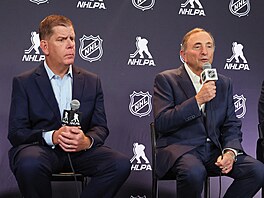 Marty Walsh (vlevo) a Gary Bettman oznamují dohodu na podpisu nové kolektivní...