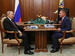Ruský ministr dopravy Roman Starovojt s ruským prezidentem Vladimirem Putinem....