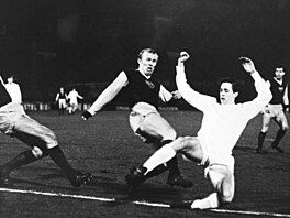 Momentka z utkání mezi Ajaxem a Duklou ve tvrtfinále PMEZ v roce 1967. V bílém...