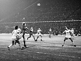 Momentka ze slavného utkání Dukly proti Stuttgartu v v Poháru UEFA v sezon...