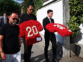 Kapitán Liverpoolu Virgil van Dijk a jeho spoluhrá Andrew Robertson na pohbu...