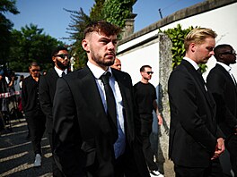 Fotbalista Liverpoolu Conor Bradley na pohbu Dioga Joty a Andrého Silvy v...