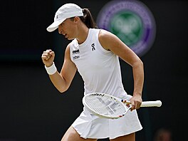 Polka Iga wiateková se raduje z úspné výmny bhem tvrtfinále Wimbledonu.