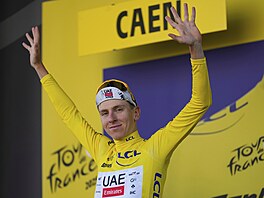 Tadej Pogaar se opt pyní dresem pro vedoucího závodníka Tour de France.