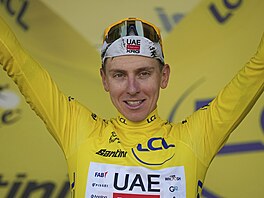 Tadej Pogaar se opt pyn dresem pro vedoucho zvodnka Tour de France.