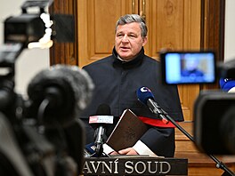 Ústavní soudce Jií Pibá odpovídá na dotazy noviná poté, co Ústavní soud...