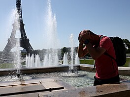 Pa�í� zasáhla vlna veder, turisté se proto ochlazují ve fontán� Trocadero vedle...