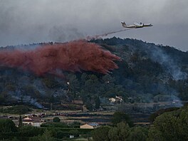 Hasi�i zasahují u po�áru nedaleko Bizanetu v ji�ní Francii. (30. �ervna 2025)