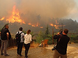 V tureckém Hatayi pokra�uje ha�ení lesního po�áru. (1. �ervence 2025)
