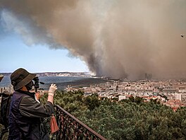 Nedaleko Marseille vypukl rozsáhlý poár. (8. ervence 2025)