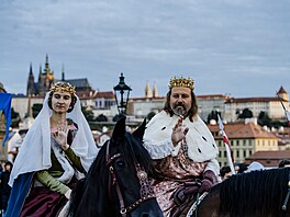 668. výroí poloení základního kamene Karlova mostu. Kostýmovaný prvod krále...
