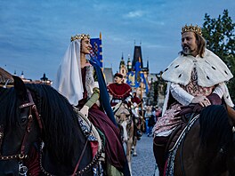 668. výroí poloení základního kamene Karlova mostu. Kostýmovaný prvod krále...