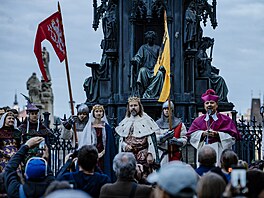 668. výroí poloení základního kamene Karlova mostu. Kostýmovaný prvod krále...