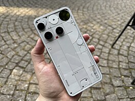 Nothing Phone (3) a Poco F7