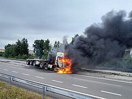 Kamion po nárazu zaal hoet. (9. ervence 2025) 