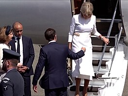 Macron chtl pomoci Brigitte pi výstupu z letadla, gesto ale ignorovala