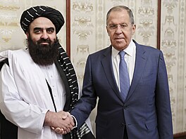 éf ruské diplomacie Sergej Lavrov s diplomatem Tálibánu Amirem Khanem...