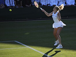 Kateina Siniaková na kurtu ve Wimbledonu