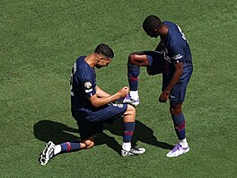 Ousmane Dembelé a Achraf Hakimi oslavují trefu Paris St Germain.