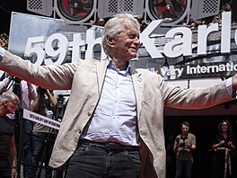 Michael Douglas na erveném koberci zdraví davy (5. ervence 2025)