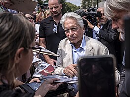 Michael Douglas se poctiv podepisuje fanoukm (5. ervence 2025)