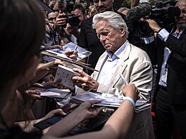 Michael Douglas se podepisuje fanoukm (5. ervence 2025)
