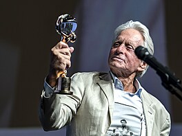 Michael Douglas si pohlíí Kiálový glóbus, který neekan dostal od...