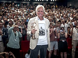 Michael Douglas pózuje s novou verzí ceny, kterou dostal u v roce 1998. Na...