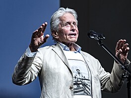 Michael Douglas vypráví, jak se v sedmdesátých letech dostal k Miloi Formanovi...