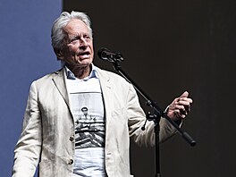 Michael Douglas vypráví, jak se v sedmdesátých letech dostal k Miloi Formanovi...