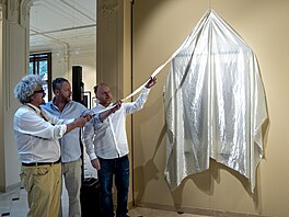 V karlovarské Sparkasse Gallery odhalilo vedení festivalu spolu s autorem Tonem...