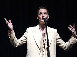 Hereka Vicky Kriepsová uvedla ve Velkém sále snímek Love Me Tender (5....