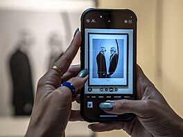 V karlovarské Sparkasse Gallery odhalilo vedení festivalu spolu s autorem Tonem...