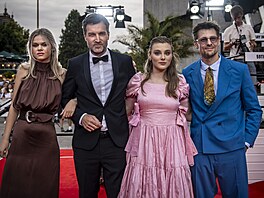 Ústední postavy delegace k filmu Sbormistr. Pedstavitelky filmových sester...