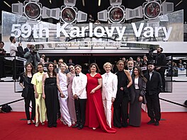 Delegace na erveném koberci ped uvedením filmu Karavan (9. ervence 2025)
