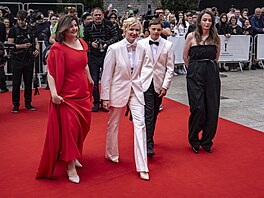 Delegace na erveném koberci ped uvedením filmu Karavan (9. ervence 2025)