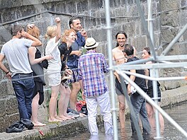 Jií Macháek ukonil narozeninovou party ledovým zchlazením - MFF Karlovy Vary...