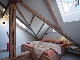 Prostor, který p�sobil kv�li men�ím st�e�ním okn�m spí�e tmav�, architektky...