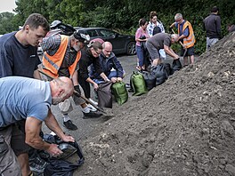 Lidé si v Třinci jezdí pro písek, který pro ně připravila tamní radnice ve...
