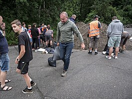 Lidé si v Tinci berou písek, který pro n pipravila tamní radnice ve...
