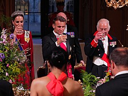 Princezna z Walesu Kate, francouzský prezident Emmanuel Macron a britský král...