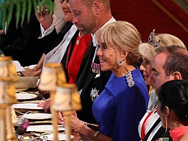 Britský princ William, první dáma Francie Brigitte Macronová a britská královna...