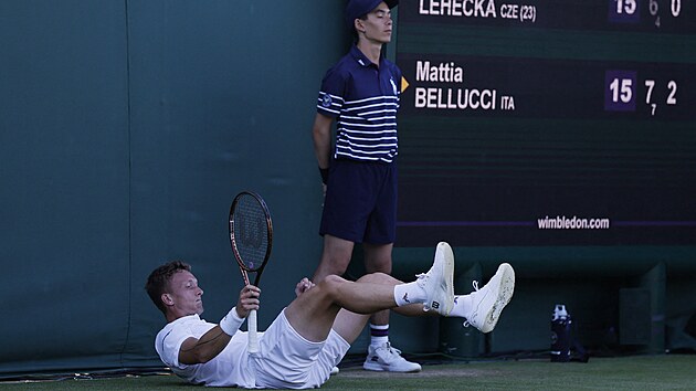 UKLOUZNUTÍ. Ji�í Lehe�ka se ocitl na trávníku v utkání druhého kola Wimbledonu.