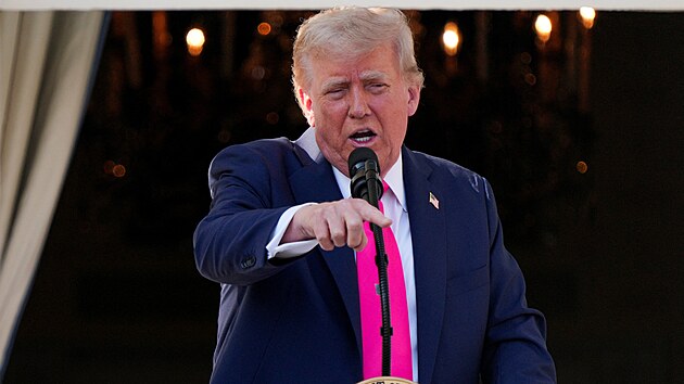 Americk prezident Donald Trump pi projevu z balkonu Blho domu (4. ervence 2025)