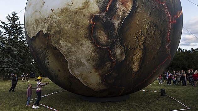 Brnnskou Krav horu tento tden ovld Festival planet. Novinkou je pro nvtvnky model zemsk Litosfry, kter ukazuje povrch planety Zem bez vody. (7. ervence 2025) 