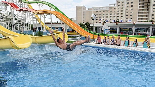 Severokorejci si uvaj radovnek v nov otevenm turistickm centru v oblasti Wonsan Kalma na vchodnm pobe zem. (2. ervence 2025)